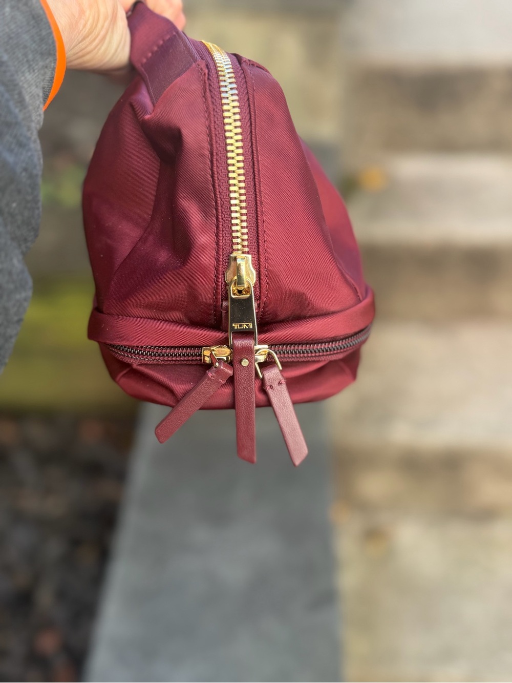 Stunning and rare Tumi Women's Burgundy Voyageur Bag with Gold Hardware - Picture 4 of 8
